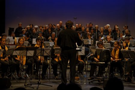 Alain Devémy dirigeant l'Orchestre d'Harmonie de Coutances